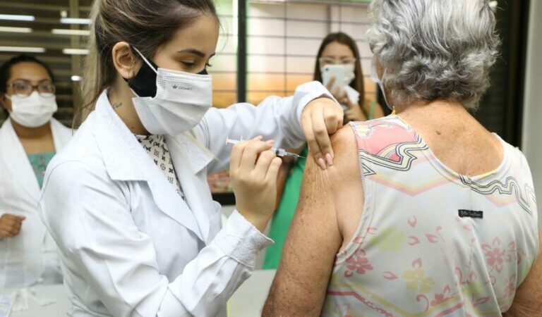 Goiânia segue vacinando idosos e trabalhadores da saúde nesta segunda