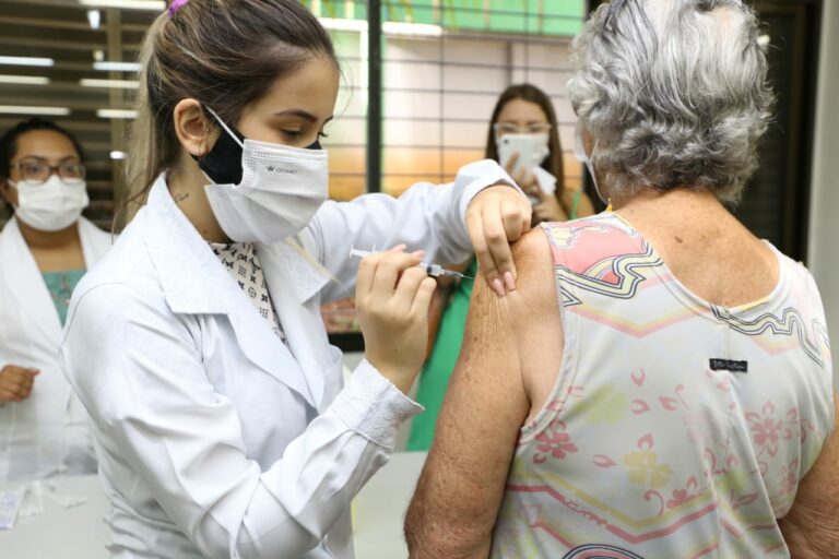 Goiânia segue vacinando idosos e trabalhadores da saúde nesta segunda