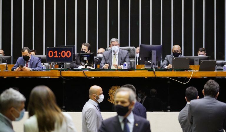 Câmara aprova urgência para projeto que abre caminho para privatização dos Correios