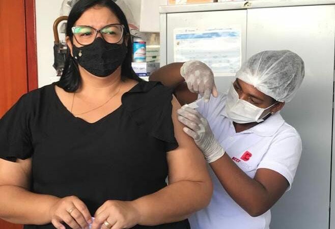 Bandeirantes do Tocantins imuniza profissionais da Educação