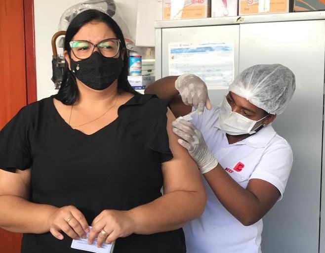Bandeirantes do Tocantins imuniza profissionais da Educação