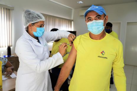 Trabalhadores da limpeza são vacinados contra Covid-19 em Araguaína
