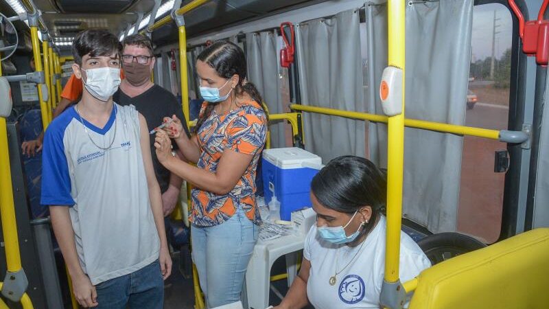 Busão do Mais Saúde leva vacinação para alunos e moradores do Jardim Aureny III