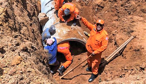 Bombeiros militares fazem resgate de trabalhadores soterrados em obra na zona rural de Porto Nacional