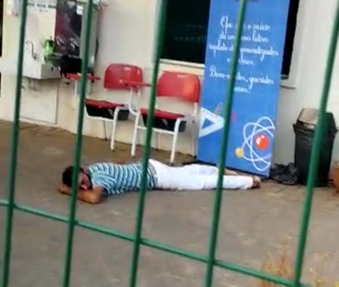 Homem aparentemente embriagado é encontrado dormindo em escola de Palmas, pais temem pela segurança dos filhos