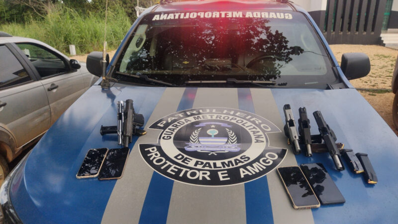 Cinco pistolas com munição são encontradas dentro de veículo roubado em Palmas