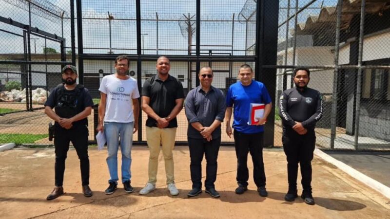 Segunda turma do projeto Conectando Futuros cola grau