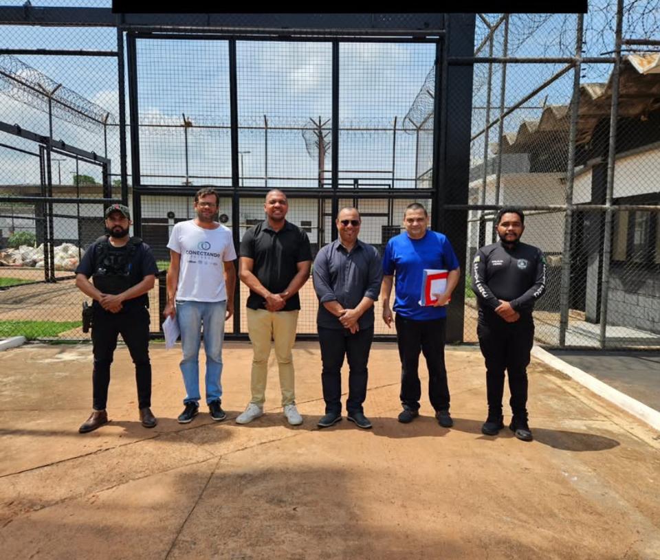 Segunda turma do projeto Conectando Futuros cola grau