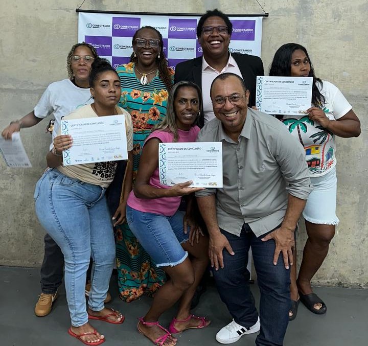 Projeto Conectando Futuros celebra formatura de alunos no Rio de Janeiro, marcando transformação social por meio da educação e qualificação profissional