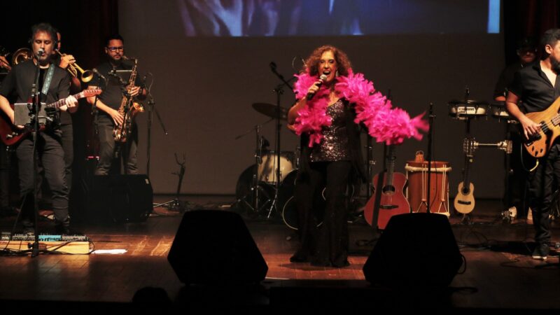 Nacha Moretto celebra 50 anos de carreira com espetáculo emocionante e teatro lotado em Palmas