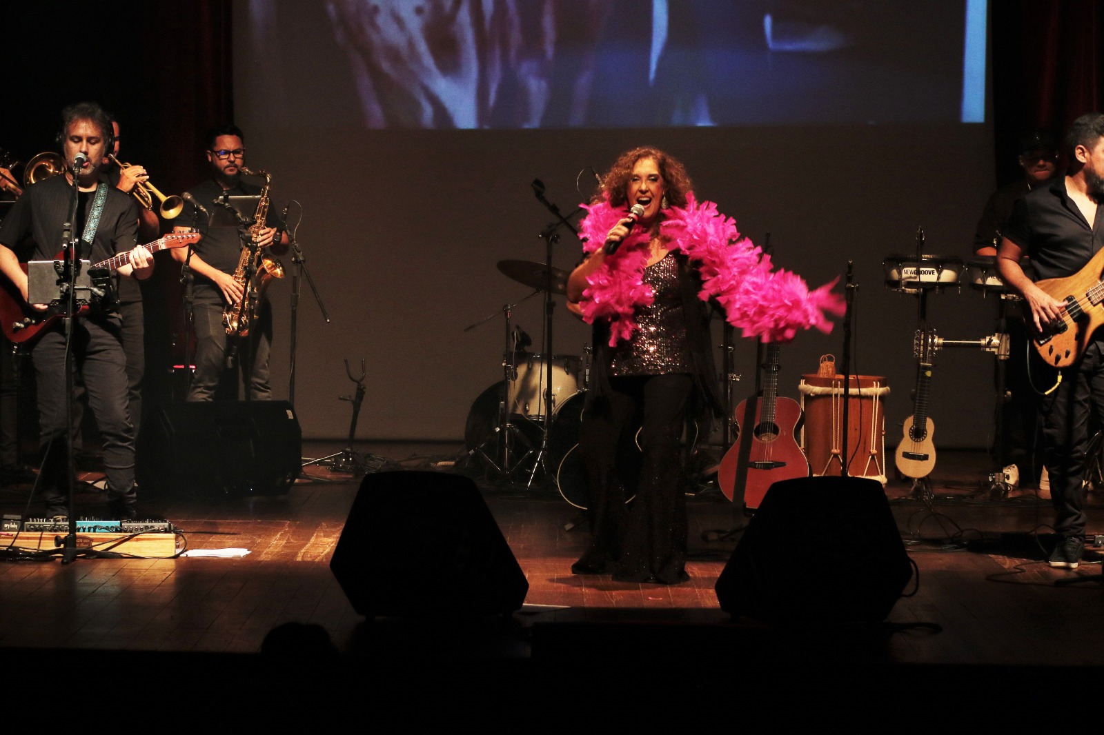 Nacha Moretto celebra 50 anos de carreira com espetáculo emocionante e teatro lotado em Palmas