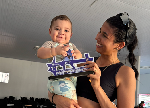 Maternidade e feminilidade em duas rodas marcam vitória emocionante de piloto de motocross